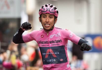 Egan Bernal celebra el triunfo en la 16ª etapa con meta en Cortina D'Ampezzo