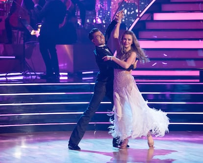 Anna Delvey y Ezra Sosa, en el segundo programa de 'Dancing with the Stars', donde fueron eliminados.