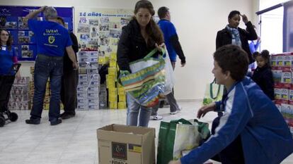 Local de Integración para la Vida durante el reparto de comida a familias necesitadas.