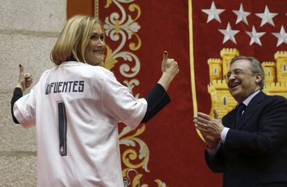 El presidente del Real Madrid, Florentino Pérez, y la presidenta de la Comunidad de Madrid, Cristina Cifuentes, vestida con una camiseta del equipo, en la sede de la Comunidad, en la Puerta del Sol.