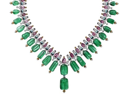 Un collar de Cartier expuesto en su muestra en París.