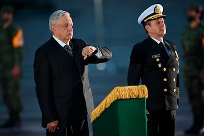 AMLO junto al secretario de Marina, José Rafael Ojeda