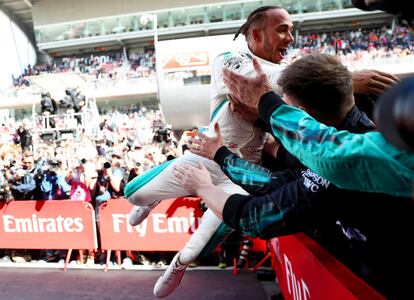 El piloto de Mercedes celebra su victoria en el Gran Premio de España con sus compañeros de equipo, el 13 de mayo de 2018.