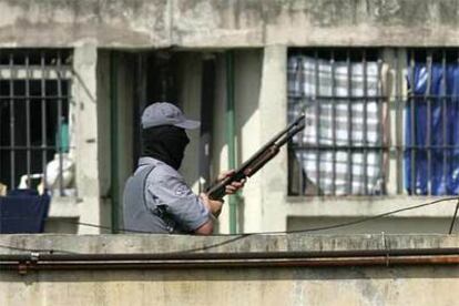 Un vigilante hace guardia en la cárcel de Guarulhos, donde varios presos se han amotinado, al igual que en 58 presidios más de Sao Paulo.