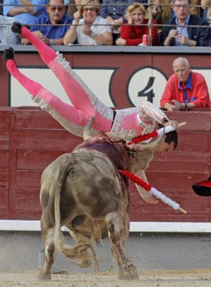 El banderillero Gimeno Mora, empitonado por un novillo ayer en Las Ventas.