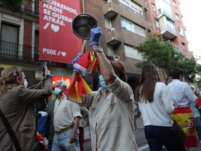 Manifestantes frente a la sede del PSOE en la madrileña calle Ferraz, en la cacerolada contra el Gobierno del pasado domingo.