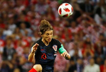 El croata Luka Modric controla un balón de cabeza. 