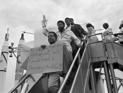 O Reverendo Ralph Abernathy, em primeiro plano, protesta em Cabo Canaveral contra o Programa Apollo, em 15 de julho de 1969.