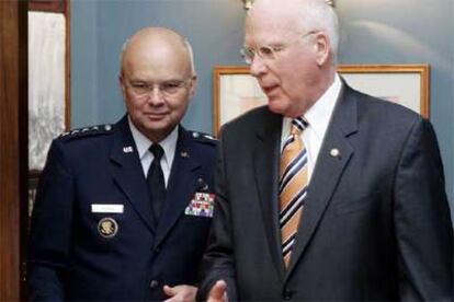 En la imagen, el general Michael Hayden, junto al senador Leahy.