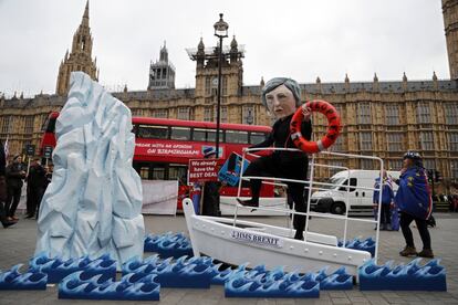 Un activista de Avaaz lleva una máscara de Theresa May durante una protesta frente a las Casas del Parlamento en Londres. La primera ministra de Gran Bretaña está luchando para obtener apoyo para el Brexit en el Parlamento.