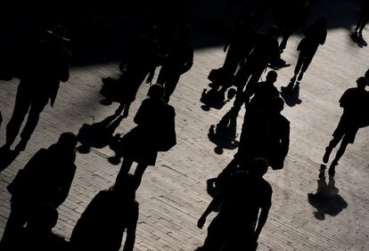 Trabajadores caminando por la zona londinense Southbank a primera hora de la mañana en Londres.