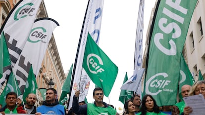 Movilizaciones del CSIF en Madrid para que el Gobierno negocie la subida salarial de los empleados públicos en 2025.
