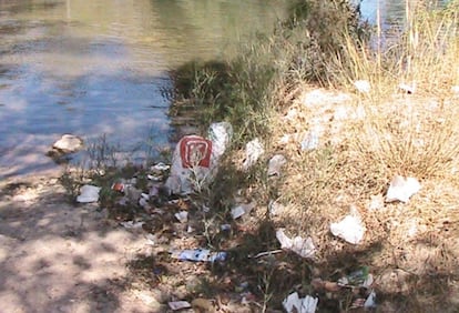 Basura en el cauce del río