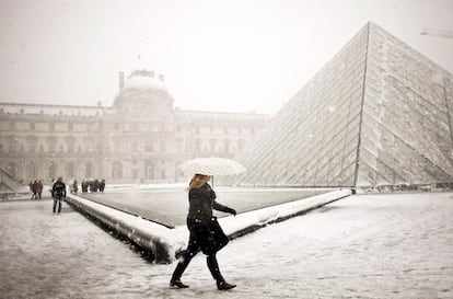 Vista general de la entrada al Museo Louvre, cubierto por la nieve.