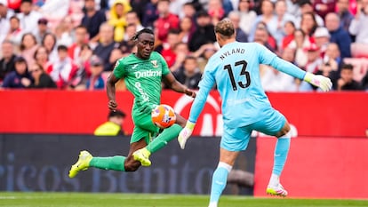 Diomandé está a punto de hacer el 2-3 ante el Sevilla en la última jugada del partido.