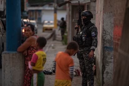 Una señora y dos niños observan un operativo de control en Esmeraldas (Ecuador), el 28 de abril de 2023.