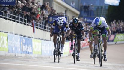 Mathew Hayman (d) entrando ganador en la Paris-Roubaix.