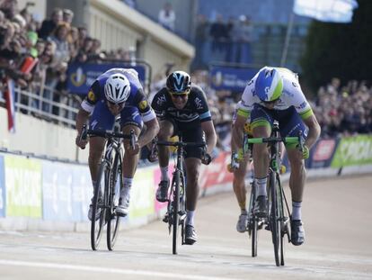 Mathew Hayman (d) entrando ganador en la Paris-Roubaix.