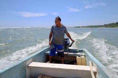 Walter González recorre el río Suchiate y la desembocadura al mar en busca de cuerpos.