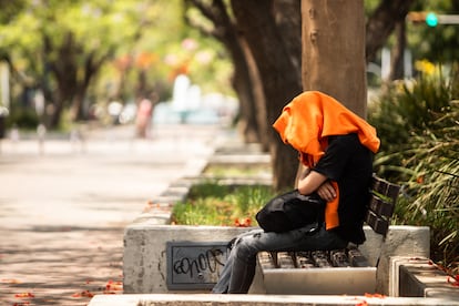 Un hombre se cubre la cabeza con una prenda para evitar el calor, el 9 de mayo.