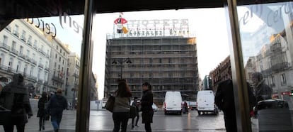 Fachada del hotel Paris, edificio conocido como Tío Pepe, que se encuentra en rehabilitación y acogerá una tienda de Apple en sus locales comerciales.