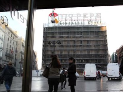 Fachada del hotel Paris, edificio conocido como Tío Pepe, que se encuentra en rehabilitación y acogerá una tienda de Apple en sus locales comerciales.