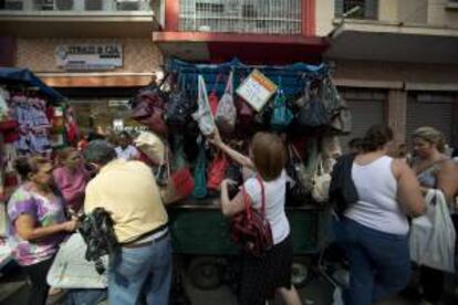 Un grupo de personas realizan compras en el centro de la ciudad de Sao Paulo (Brasil).