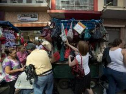 Un grupo de personas realizan compras en el centro de la ciudad de Sao Paulo (Brasil).