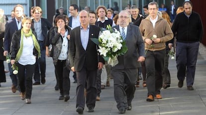 Martín Garitano y el socialista Julio Astudillo (con un ramo de flores), en San Sebastián.