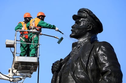 Unos trabajadores limpian una escultura monumental de Lenin en Krasnoyarsk (Rusia), este martes.