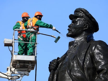 Unos trabajadores limpian una escultura monumental de Lenin en Krasnoyarsk (Rusia), este martes.