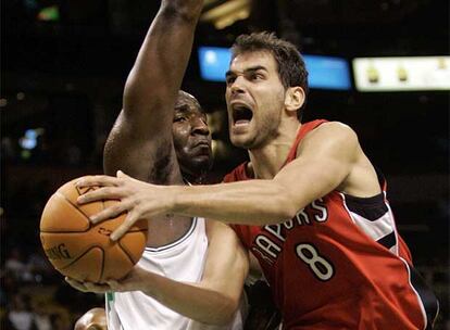 José Manuel Calderón intenta superar la oposición de Kendrick Perkins, de los Celtics de Boston.