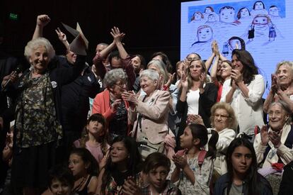 Carlotto, las Abuelas, nietos y bisnietos celebran la restitución de una nueva identidad.