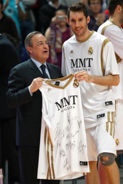 Rudy Fernández se despide del Real Madrid para volver a la NBA y saluda a Florentino Pérez, del que recibe una camiseta firmada por todo el equipo antes del inicio del partido contra el Valencia Basket de hace diez días.