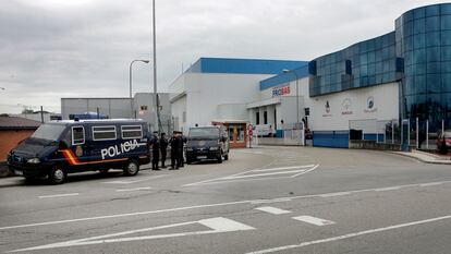 Agentes de Policía en un operativo en el polígono industrial Espíritu Santo de Oviedo, en una imagen de 2008.