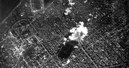 Fotografia, des d'un avió italià, del bombardament del març del 1938 sobre Barcelona.