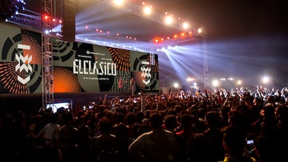 LaLiga piensa en ElClásico como una marca que trascienda las fronteras del terreno de juego. Así se vería el nuevo logotipo en un evento o concierto.
