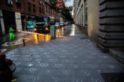 Al día siguiente se despertó temprano, para tomar fotografías con la luz del día. Pero, cuando llegó, continúa Coronel, el personal de limpieza del Ayuntamiento estaba borrando los corazones con chorros de agua.