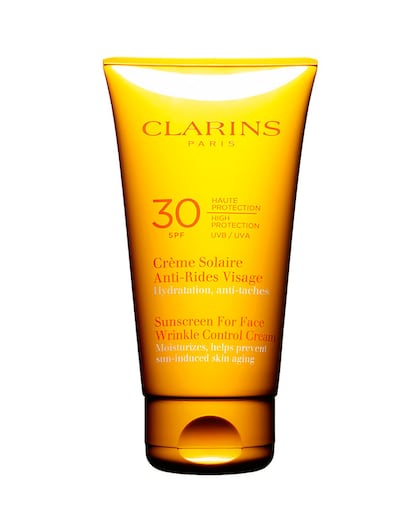 Aunque las previsiones para casi toda España son de lluvia, debemos estar preparadas por si sale el sol. Con esta crema protectora de Clarins con SPF 30, Lorenzo siempre será bienvenido. (26 euros).