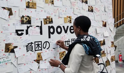 Una mujer participa en la campa&ntilde;a contra la pobreza &#039;What Will It Take?&#039; en Tokio, Jap&oacute;n.