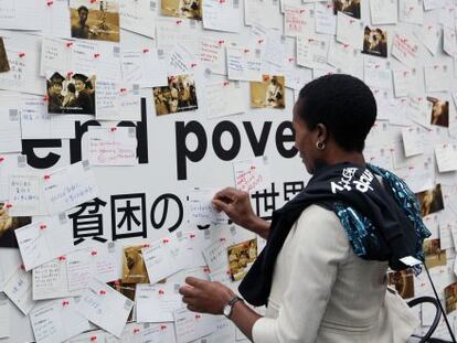 Una mujer participa en la campa&ntilde;a contra la pobreza &#039;What Will It Take?&#039; en Tokio, Jap&oacute;n.