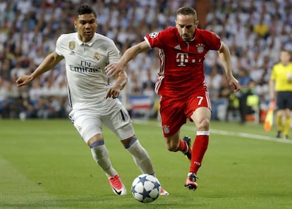 El centrocampista brasileño del Real Madrid Carlos Casemiro (i) persigue al francés Franck Ribery, del Bayern Múnich.