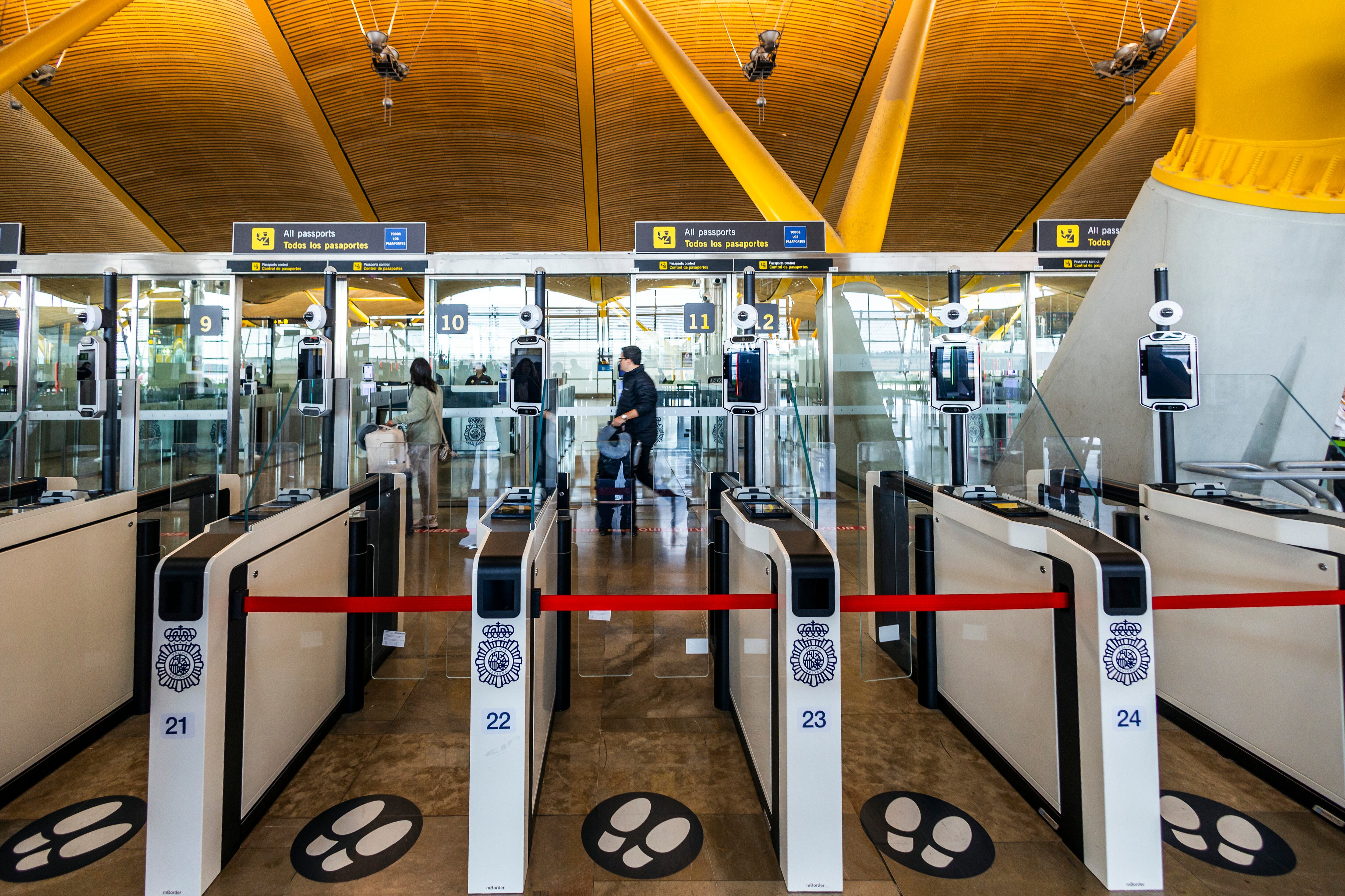 Puertas electrónicas de paso, también llamadas puestos ABC (por sus siglas en inglés, 'Automated Border Control').