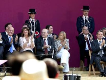 Todos los políticos, salvo Alicia Sánchez-Camacho, aplauden una alusión favorable a la inmersión en catalán en el acto institucional de la Diada.