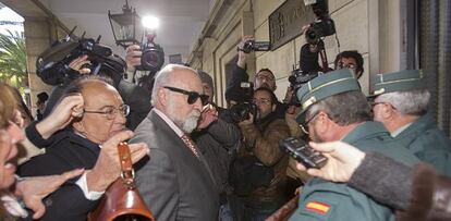 La Guardia Civil protege a Antonio Carrillo a la entrada de los juzgados esta mañana, donde han intentado agredirle.