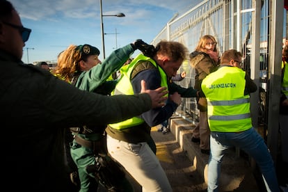 Un grupo de agricultores son detenidos tras su intento de cortar un tramo de la A-42 a la altura de la localidad de Torrejón de la Calzada (Madrid). 