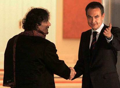 El lder libio, Muammar el Gaddafi, saluda al presidente del Gobierno, Jos Luis Rodrguez Zapatero, en La Moncloa.