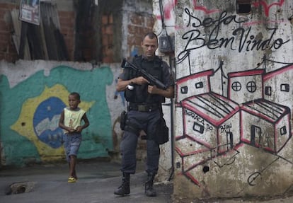 Policial no Complexo do Alem&atilde;o.