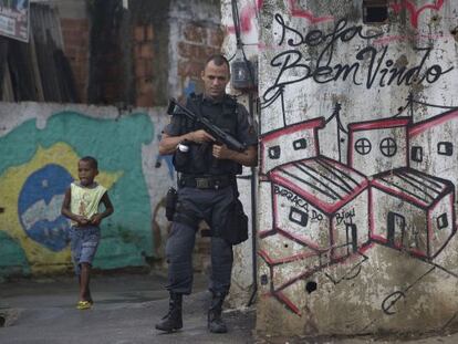 Policial no Complexo do Alem&atilde;o.