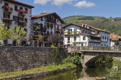 Panorámica de Elizondo, localidad navarra atravesada por el río Bidasoa.